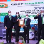 Victor Terrero reconocido y premiado como consultor juridico coopherrera