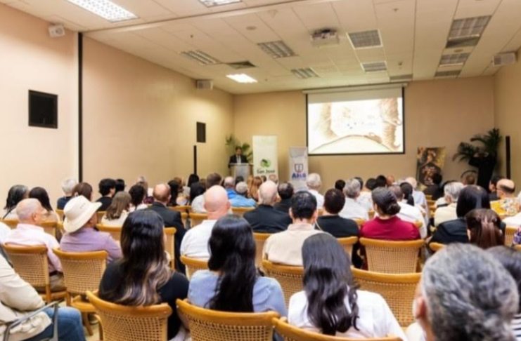 Edwin Espinal revela documentos inéditos de evolución urbana de Santiago