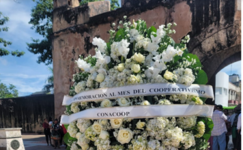 Eufracia Gómez Morillo, en ofrenda patriótica, pide fortalecer la unidad y la hermandad del cooperativismo